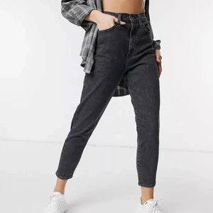 Levis High waisted taper jeans st.24 - Säljer dessa mom jeans från Levis! Nytt skick, och knappt använda🤍