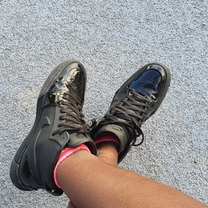 Nike air royal - Säljer min Nike air royal som är I mycket bra skick och passar till allt. Skorna ãr användade några dager men fortfarande I mycket bra skick. Passar 39_ 40.finns fler bilder och bud I kommenterna 