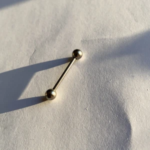 Tungpiercing  - Vanlig tungpiercing i rostfritt stål. Använd 2 gånger.     !LÄKESTAV! (Kommer helt nytvättad) betalning sker över swish (köpare står för frakt)