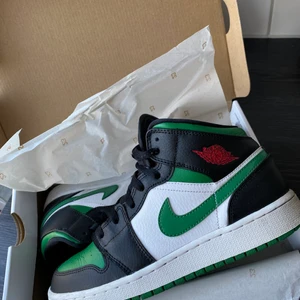 Air Jordan 1  - Air Jordan 1 mid i färgen Pine green. Sparsamt använda så i väldigt fint skick. Storlek 38. 