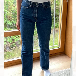 Weeday Rowe - Mörkblå jeans från Weekday i modellen Rowe💙 Använda  men är helt felfria!! Själv tycker jag dom är lite korta på mig som är 169cm (därav säljer jag dom) men dom går hela vägen ner till foten så funkar såklart ändå på folk i samma längd! 