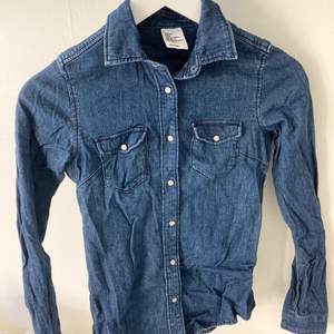 Jätteskön & stretchig jeansskjorta från HM/Denim i storlek 34. Knappt använd, därav i bra skick 💙