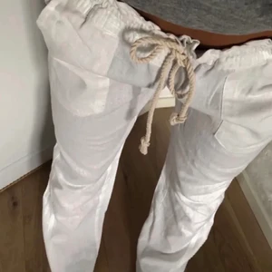 Roxy linnebyxor - Säljer mina fina Roxy linnebyxor som är helt oanvända och har lappen kvar på, säljer då jag har ett till par likadana💕