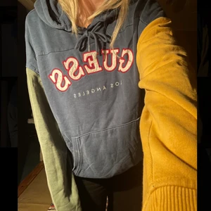 GUESS Hoodie - säljer denna vintage guess hoodie för den tyvärr inte kommer till användning längre!! lite urtvättad men riktigt snygg och välbehållen ändå. Storlek L men passar även M och S beroende på hur man vill att den sitter (jag är vanligtvis M) 🥰🥰