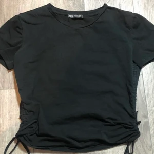 Svart topp - Säljer denna superfina svarta toppen ifrån zara för 50 kr+frakt!💗