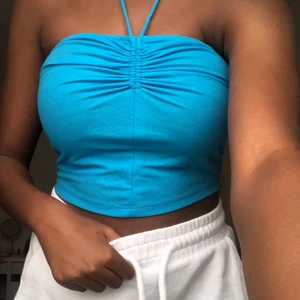 Blå Halterneck Topp från Zara - En superfin blå Halterneck topp från Zara helt splitterny med prislapp kvar. Säljs pga den inte riktigt är min färg för min smak. Vid många intresserade startas budgivning från 100kr exklusive frakt‼️🤍