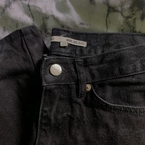Junkyard Wide leg jeans - Junkyard Wide Leg Jeans köpta i vintras. Supersnygga och supersköna som tyvärr blivit för små för mig😔😍 Storlek 24 och passar perfekt i längden för mig som är 160cm