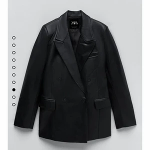 Oanvänd skinnkavaj - Blazer skinnimitation ZARA, storlek S                            Prislapp sitter kvar, oanvänd. 