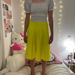 En gul kjol med veck. Jätte söt. Material är sidenlen och luftigt. Använd bara några gånger