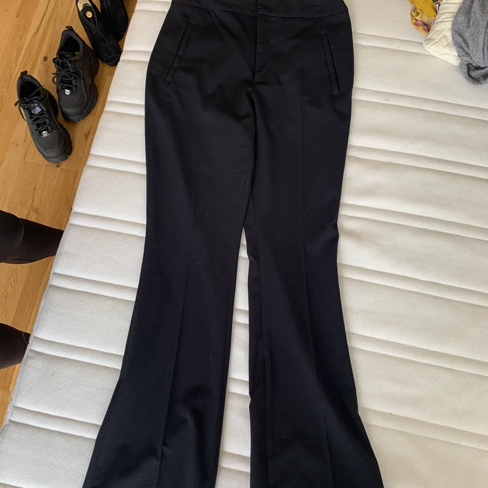 Svarta vida kostymbyxor från Zara, strl S. Använda men i fint skick. 50kr Frakt tillkommer. Jeans & Byxor.