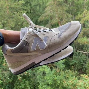 New Balance 996 Sneakers - New Balance 996. Beige mocka med silvrig reflex-logga och vita snören. Storlek 40,5 (25,5 cm). Nypris ca 1000kr. Gott skick!