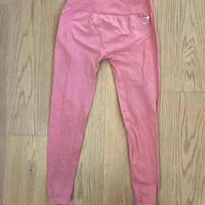 Gymshark Vital seamless 2.0 Rosa strl L - Säljer mina fina vital leggings från gymshark då de inte kommer till användning. Har endast haft på mig dom 1-2 gånger. De är storlek L och ganska true to size skulle jag väl säga. Frakt betalas av köparen, brukar landa på 50-60 kr. Priset är förhandlingsbart, men inga skambud. Nypris 650 kr.