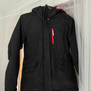 Vinter/skidjacka - Säljer denna varma vinter jacka som över kan användas som skidjacka. Jackan är i storlek 158 men passar som en XS. ☃️💙 Säljer den för 70kr + frakt 