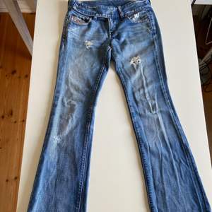 Säljer dessa lågmidjade Vintage jeans ifrån Diesel Industry då de inte passar på mig😔💕(Hällan på vänster sida har lossnat men går enkelt att fixa!)🙌💕
