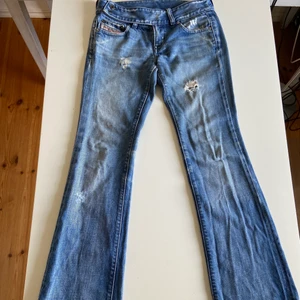 Diesel Jeans - Säljer dessa lågmidjade Vintage jeans ifrån Diesel Industry då de inte passar på mig😔💕(Hällan på vänster sida har lossnat men går enkelt att fixa!)🙌💕