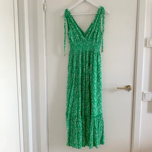 Smickrande grön sommarklänning🌟❤️ - Smickrande grön sommarklänning i storlek S, men kan även passa som M (väldigt stretchigt material). Har endast använt ett fåtal gånger så är i nyskick! Köparen står för frakt! 🌟❤️