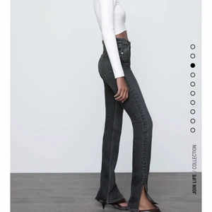 Zara Jeans - Zara jeans ”skinny jeans med hög midja slit”. Köpte dom men dom va tyvärr för långa för mig så dom är aldrig använda & lappen hänger fortfarande kvar så de är alldeles nya, kan skicka bild om man skulle vilja det, slutsålda!!