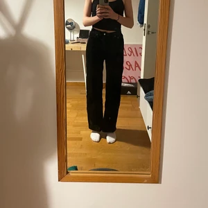 Manchesterbyxor från weekday - Högmidjade manchesterbyxor i bra skick. Säljer då de inte längre kommer till användning samt att de börjat bli för små. Storlek 34. Jag är ca 174 cm lång. Vid intresse av fler bilder eller frågor skriv privat. Köparen står för fraktkostnaden på 66 kr.