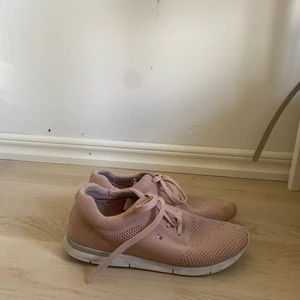 Tommy Hilfiger skor. - Skorna är storlek 40 och använda ett fåtal gånger. På bilderna ser de smutsigare ut än vad de egentligen är. Kommer inte ihåg hur mycket de kostade eftersom det var runt 2 år sedan jag köpte dem. Frakten står köparen för. 