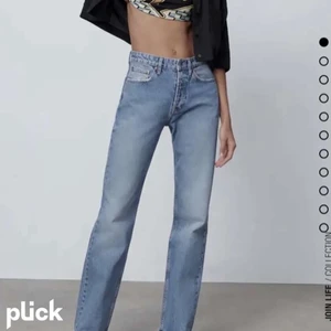 Zara jeans - Zara jeans mid rise, andra bilden lånad. Skriv för egna bilder💓 köpare står för frakt.    Buda eller köp direkt för 450💖