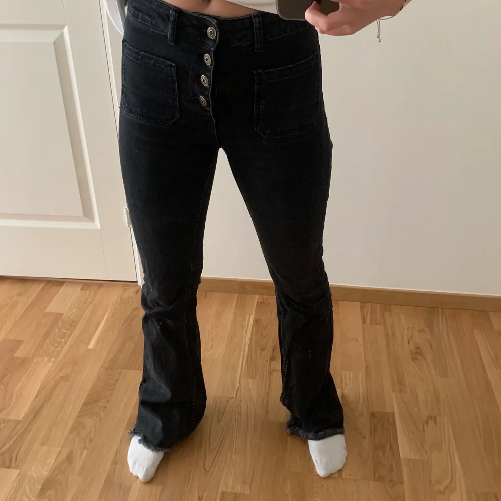 Svarta zara jeans med synliga knappar och fickor på framsidan. . Jeans & Byxor.