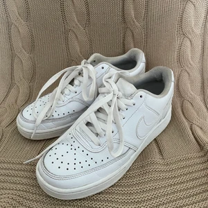 Nike - Använda men med tvättade snören och skrubbade sulor blir de som nya!