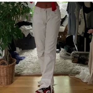 Zara jeans  - Säljer dessa slutsålda vita zara jeans som är helt oanvända. Lågmidjade med slits. Pris lapp och allt är kvar! Tyvärr är de för stora för mig men  Säljer billigt så passa på att köpa💕