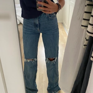 Zara jeans  - Säljer dessa blåa jeans med hål från zara💕💕 aldrig använda utan bara testade, nypris 399kr💕