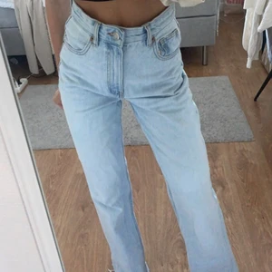 Zara jeans - Säljer dessa skitsnygga jeansen från zara 🤍 de är använda fåtal gånger så de är i bra skick! frakten ingår inte i priset (88kr)! Hör av er om ni har frågor 💕