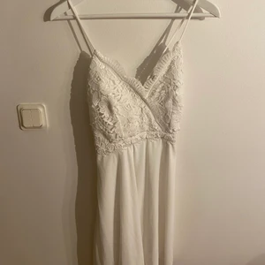 Bella dress white - Chiara Forthi - Bella dress white från bubbelroom. Använd en gång. Frakt ingår i priset. 