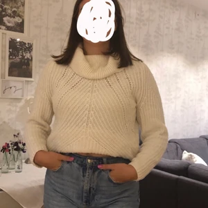 Vit stickad tröja - Stickad tröja med krage.