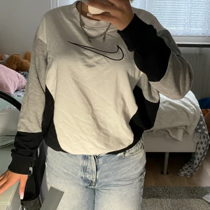 Vintage nike hoodie 🤍 - Sååå ball vintage tröja från Nike (osäker på om den är äkta) köpt på en vintage butik utomlands. Tröjan har  sparsamt använts  🤍