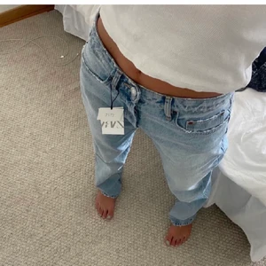 Mid Rise jeans Zara - Super snygga ljusblå jeans ifrån Zara i strl 36 i den super populära modellen mid rise full length jeans💕 högsta bud på 700kr ink frakt