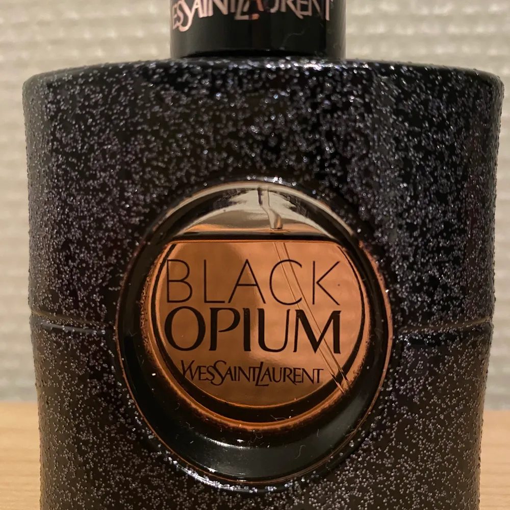 Säljer min black opium parfym. Luktar väldigt gott men passar inte mig. Nypris 665kr mitt pris 450kr pris kan diskuteras . Parfym.