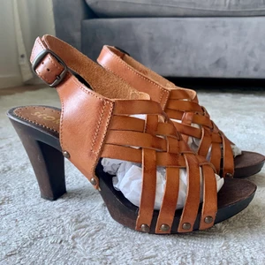 Oanvända klackar från Scorett/ stl 39 - Oanvända klackar från Scorett i äkta skinn. Storlek 39, men är lite små i storleken så snarare 38,5. Mycket fina och tillverkade i Italien. Klackhöjd ca 9 cm. Säljes då de var för små för mig.