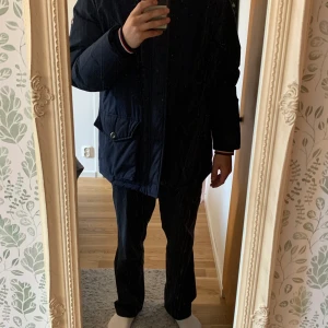 Tommy Hilfiger Jacka Säljes eller Byte - Tommy Hilfiger Jacka i Storlek XL.   Passar Mig (190cm lång, vanligtvis storlek M).  Condition på Jackan 9/10 (fint skick)