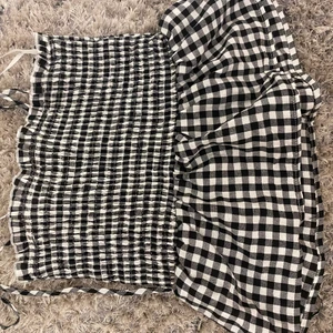 Super snygg rutig topp - Säljer den här super fina toppen som är köpt här på Plick. Endast använd ett fåtal gånger av mig och är i super bra skick!🥰