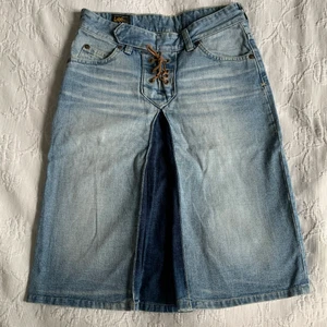 Kjol - Fin y2k kjol med snörning! Otroligt fin och har verkligen varit en av mina favorit kjolar men tyvärr har blivit för liten nu:( sitter ganska tajt i midjan och dragkedjan har gått sönder vilket inte gör så mycket då man ändå knyter över det! Det står storlek S men jag skulle nog säga att den är en XS