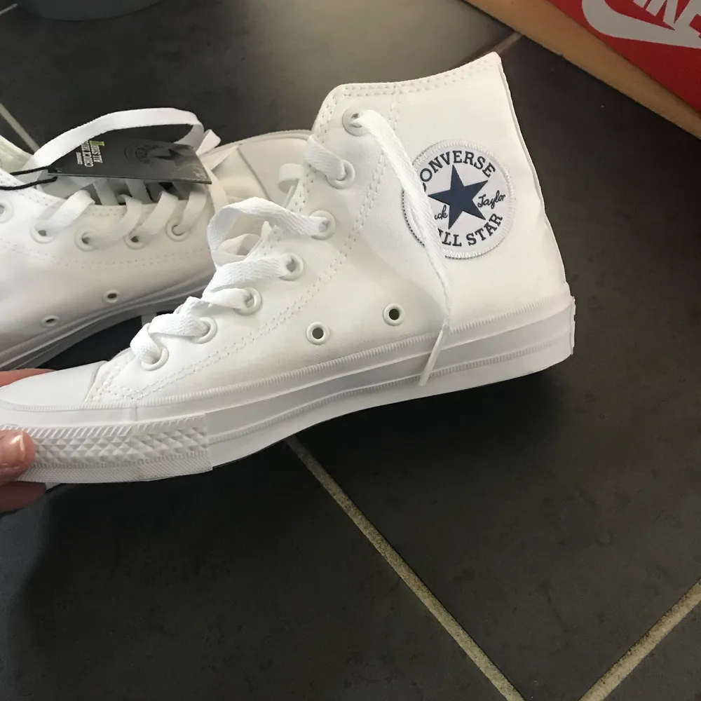 Sprillans nya converse  som aldrig är använda. Köpte de för några månader sedan och har inte använt dem. Det inget fel på skorna utan de är bara inte min stil. Har kvittot och andra viktiga papper. Så kom privat ifall ni vill se referenser. De kommer med ett svart snörre ifall man skulle vilja byta. . Skor.