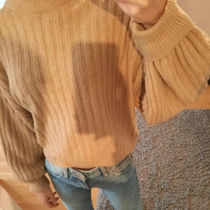 Stickad tröja - Stickad tröja i storlek xs från Gina Tricot. Tröjan är väldigt oversized så skulle säga att den även passar s/m beroende på hur man vill att den ska sitta. Den är knappt använd. Köparen står för frakten. Säljer även en likadan tröja i svart om man skulle vara intresserad av en annan färg.