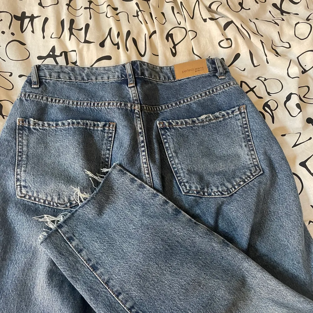 snygga jeans i en lite mörkare blå färg, perfekt till hösten!🍂 Mitt pris inkl frakt🧡. Jeans & Byxor.