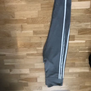 Adidas träningsbyxor - Adidas töngingsbyxor, används ca 1 gång. Nypris 100kr