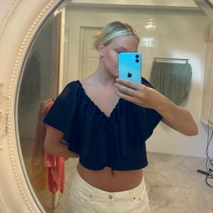 Topp - Snygg och trendig festtopp med volanger, i från Gina strl 38💞