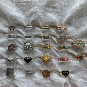 Ringar - ❌ALLA RINGAR KOSTAR 25kr/st, FÖRUTOM E1 SOM KOSTAR 50kr❌ Superfina ringar, många av dem är justerbara! Om du vill köpa: •skicka ett privat meddelande med vilken/vilka ringar du vill köpa (tex A2,C4 osv) •frakt kostar 16kr och betalas av köparen  •frågor om pris sker privat, ringarna har många olika priser (pris ligger mellan 25kr-120kr) 