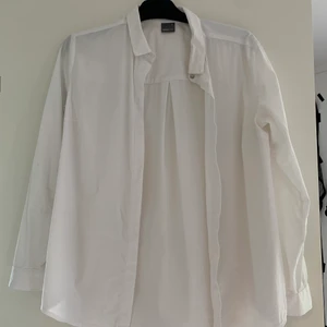 Vit skjorta - Lite genomskinlig, använd väldigt få gånger 