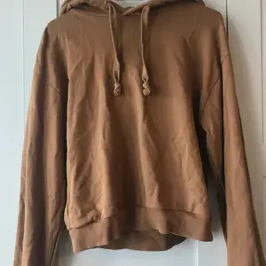 Säljer min fina bruna hoodie i storlek M, den är trendig och i fint skick då den inte använts så ofta, nypris 300kr men säljer för 70kr, priset kan diskuteras! 💕