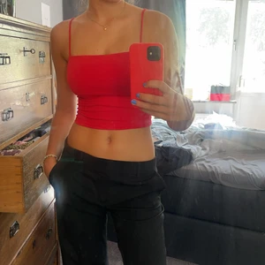 Rött linne - Ginalinne i all ära❤️älskar att det är dubbelt vid brösten! Köparen står för frakt!