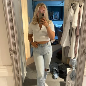 Jeans från Gina  - Ett par ljusa jeans från Gina men egengjort hål