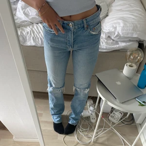 Jeans från zara  - super snygga mid rise jeans från zara , knappt använda då jag inte riktigt gillar hur dom sitter på mig tyvärr ,, jeansen är i storlek 36 men skulle mer säga att de passar en 34 , säljer för 250kr + frakt , om fler är intresserade blir de budgivning 💕💕💕💕 (skriv privat för fler bilder)