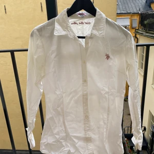 Brooks Brother Shirt XS -från Australien - Brooks Brothers skjorta som har varit mycket användbar och funkar till allt. Köpt i Australien, finns inte på svenska marknaden. Jag har nu växt ur denna men plagget är i mycket bra skick och har fin passform (snygg skrynklig men också lätt att stryka) Storlek: XS 